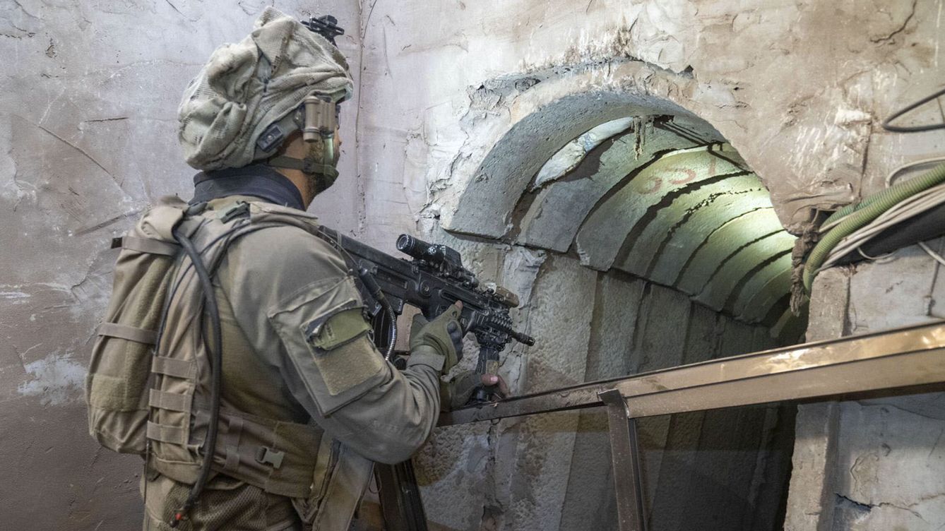 Foto: Imágenes cedidas por el Ejército israelí sobre el hallazgo y desmantelamiento de un túnel subterráneo. (EFE/Ejército israelí)