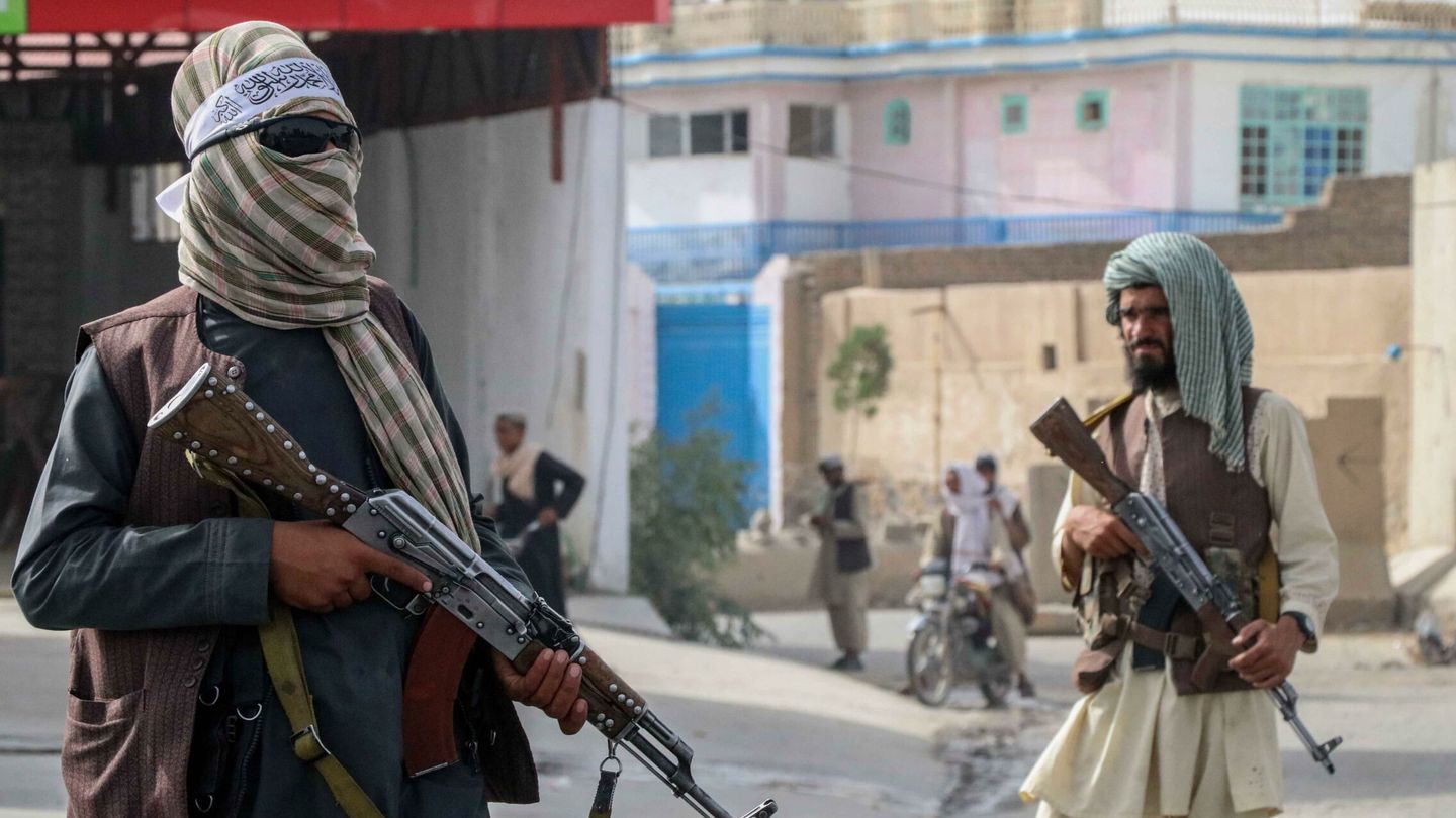 Milicianos talibanes patrullan por las calles de Kandahar (EFE)