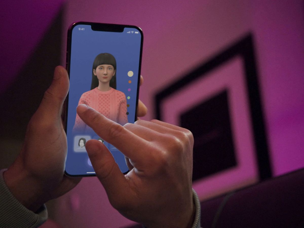 Foto: File photo: a user interacts with a smartphone app to customize an avatar for a personal artificial intelligence chatbot, known as a replika, in san francisco
