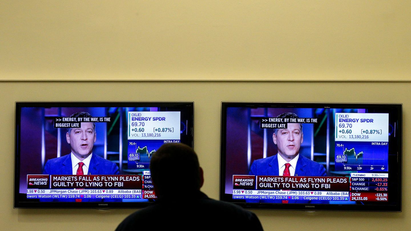 Un televisor muestra las noticias sobre el exconsejero de Seguridad Nacional. (Reuters)