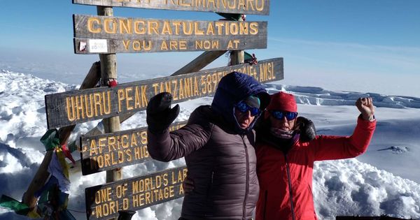 Foto: Ruth Moll y Ruth Gómez en el Kilimanjaro. (Reto Kilimanjaro 2018)