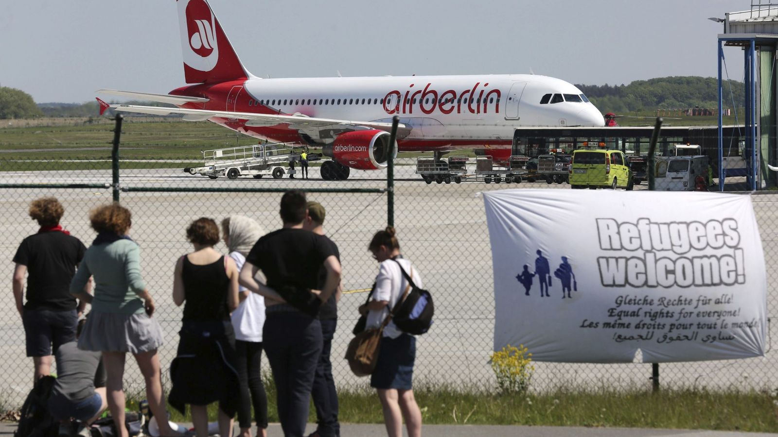 Foto: EFE|Integrantes de una ONG alemana observan un avión en el aeropuerto de Rostcok-Laage en el que cerca de 100 refugiados serán deportados a países como Albania o Serbia