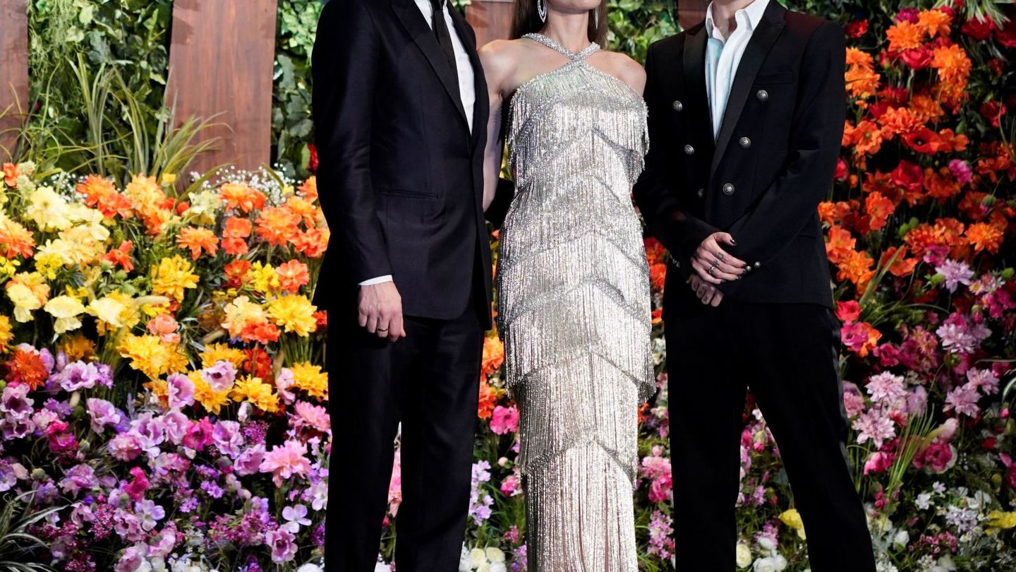 Angelina Jolie, al lado de sus compañeros de reparto Sam Riley y Miyavi. (EFE)
