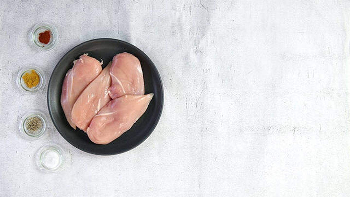 La carne de pollo engorda, a pesar de lo que nos han dicho toda la vida (Unsplash/Philippe Zuber)