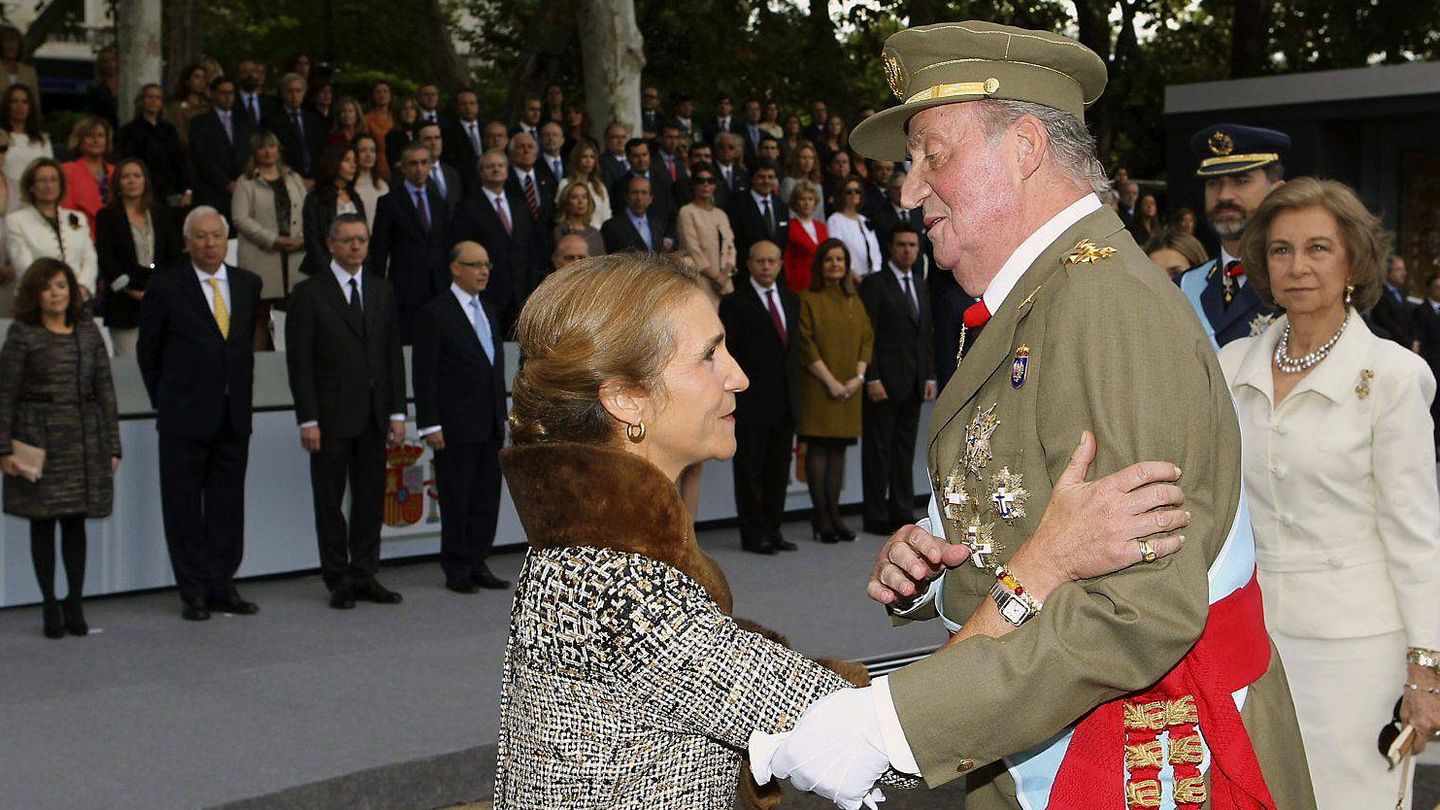 La infanta Elena saluda a su padre, el rey Juan Carlos I. (EFE/Borja)