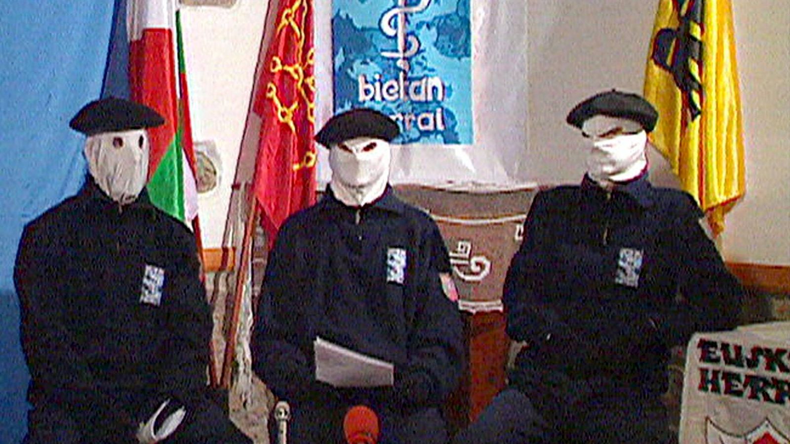 Foto: Miembros de la banda terrorista ETA, en una foto de archivo. (EFE)