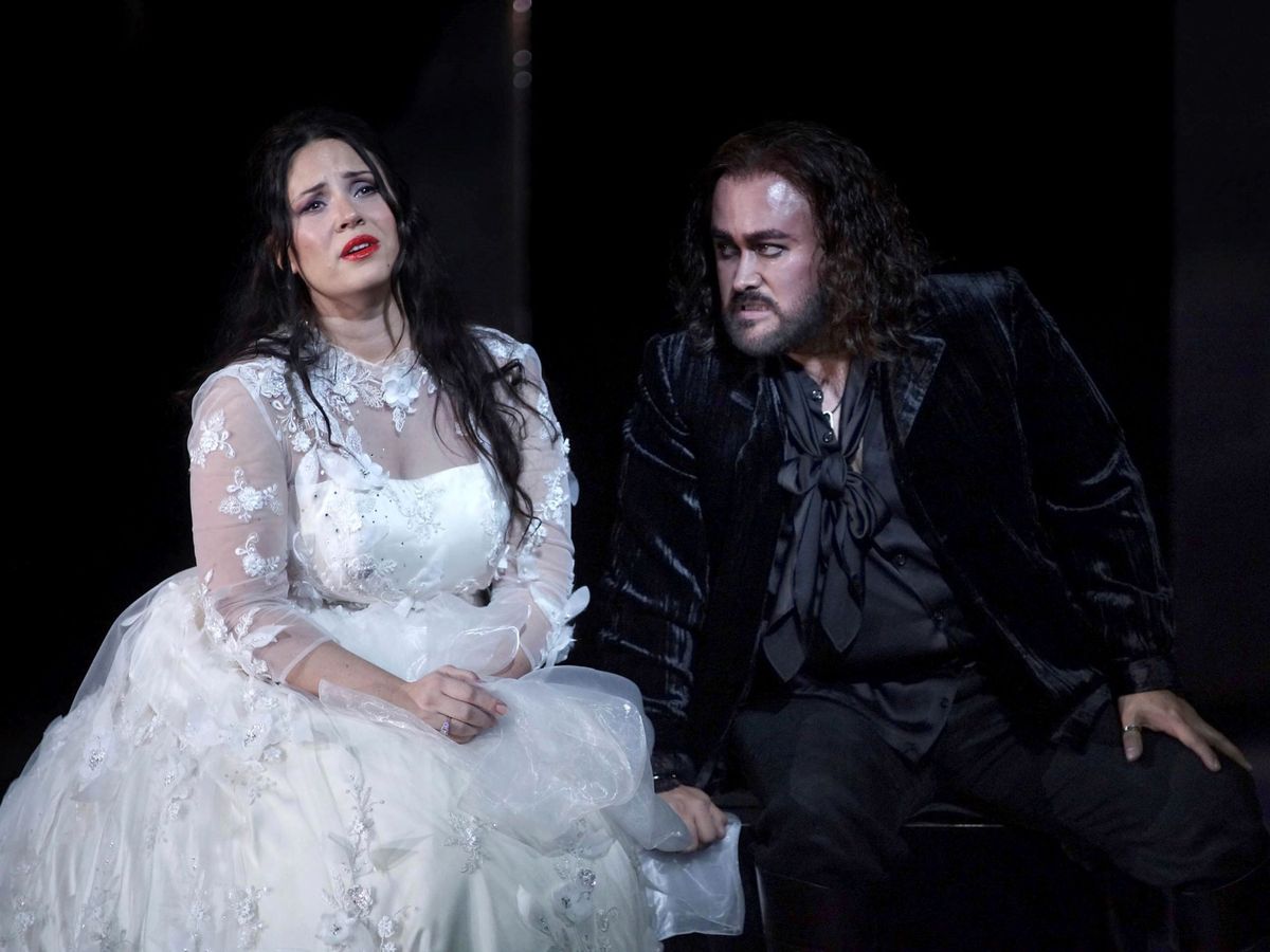 Foto: El tenor mexicano Javier Camarena (d), junto a la soprano Sonya Yoncheva, durante el ensayo de la ópera 'El pirata'. (EFE)