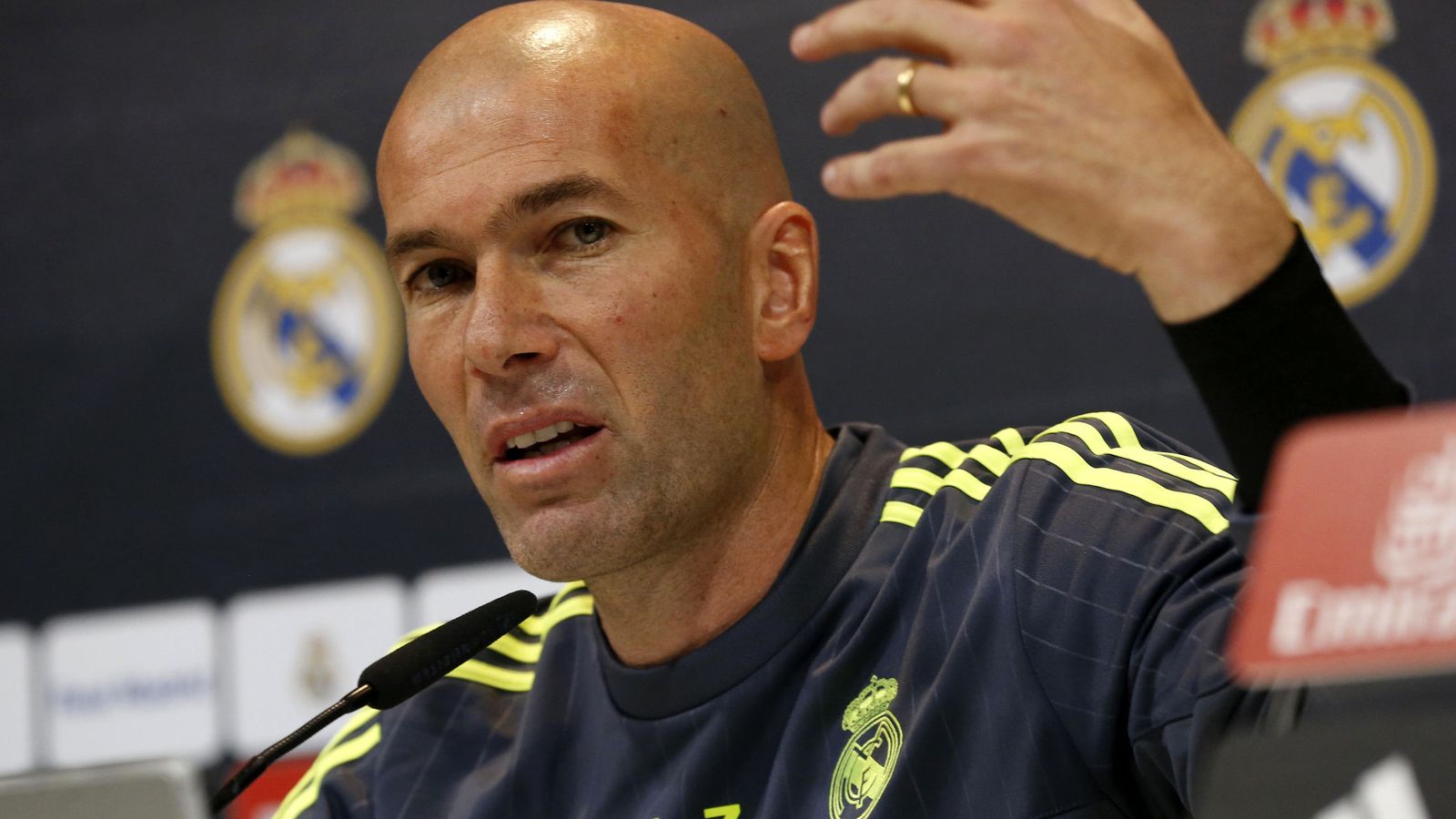 Foto: Zinedine Zidane, en plena rueda de prensa con el Real Madrid (Efe).