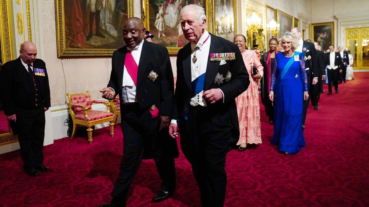 El rey Carlos, junto al presidente de Sudáfrica. (CP)