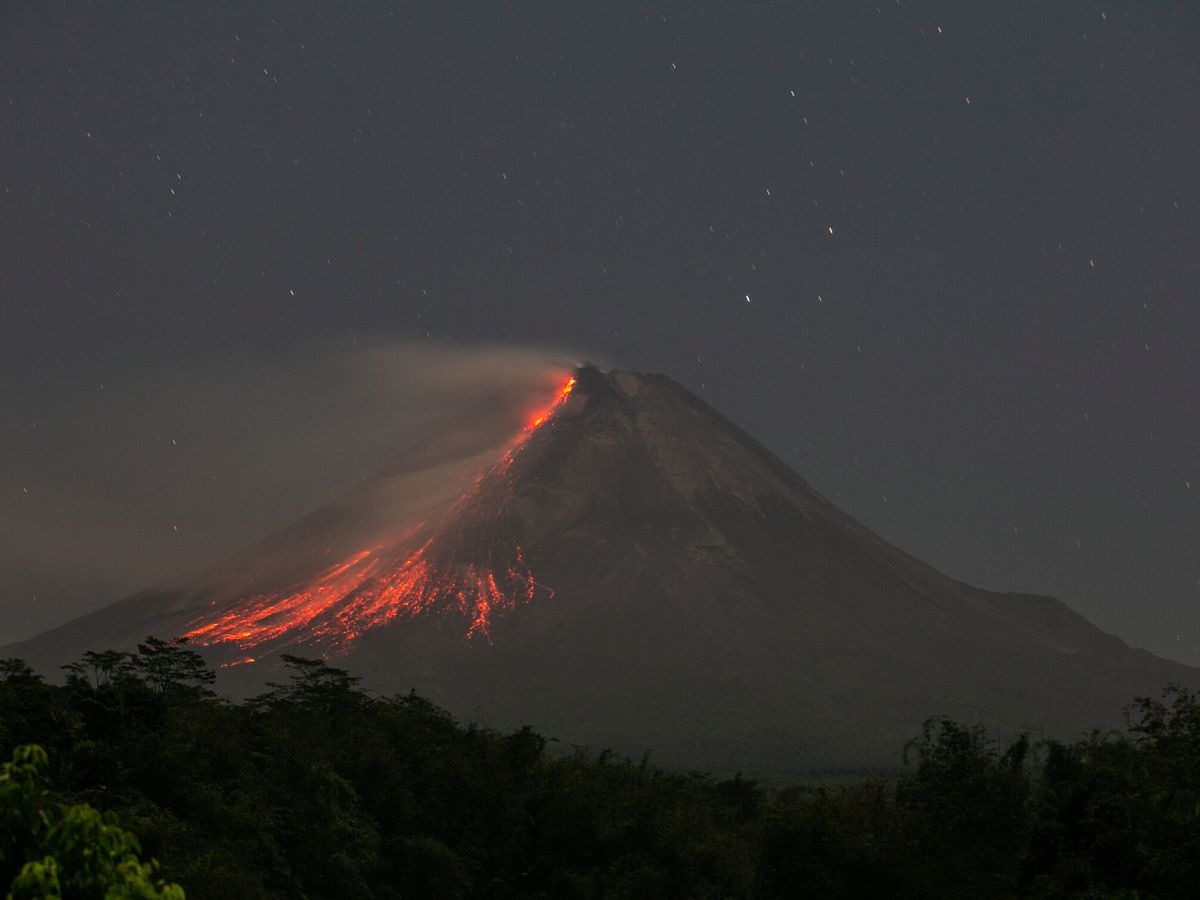 Foto: ¿Qué se sabe de la erupción del volcán Merapi en Indonesia? (Reuters/Hendra Nurdiyansyah)