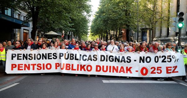 Foto: Cientos de pensionistas se manifiestan en Bilbao. (EFE)
