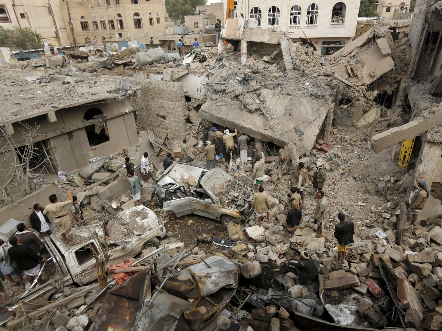 Restos de un bombardeo aéreo saudí en Saná, en septiembre de 2015. (Reuters)