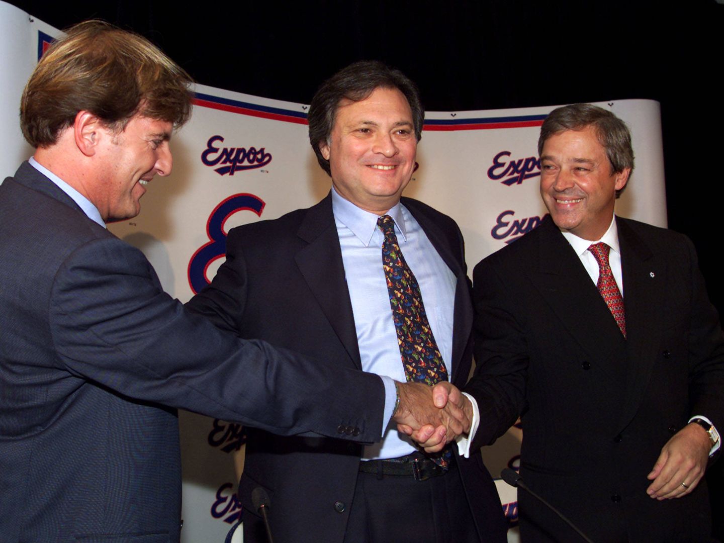 Stephen Bronfman, con los dueños de las Expos de Montreal, durante la rueda de prensa de un negocio inmobiliario, en 1999. (Reuters)