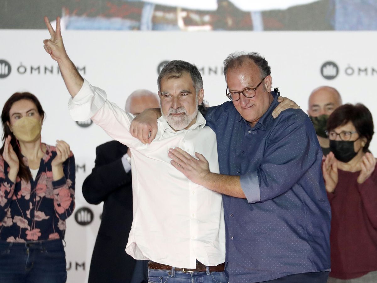 Foto: El expresidente de Òmnium, Jordi Cuixart (i), junto a su sucesor, Xavier Antich. (EFE/Alberto Estévez)
