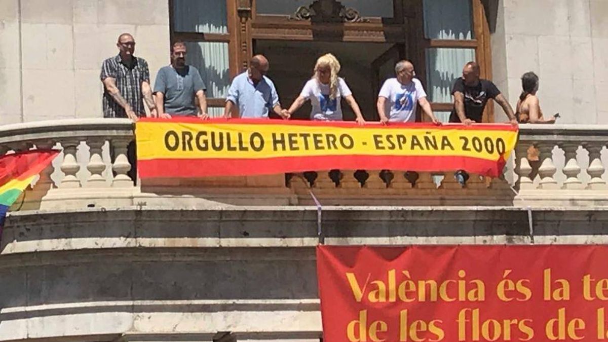 España 2000 se cuela en el Ayuntamiento de Valencia para reivindicar el 'Orgullo Hetero'