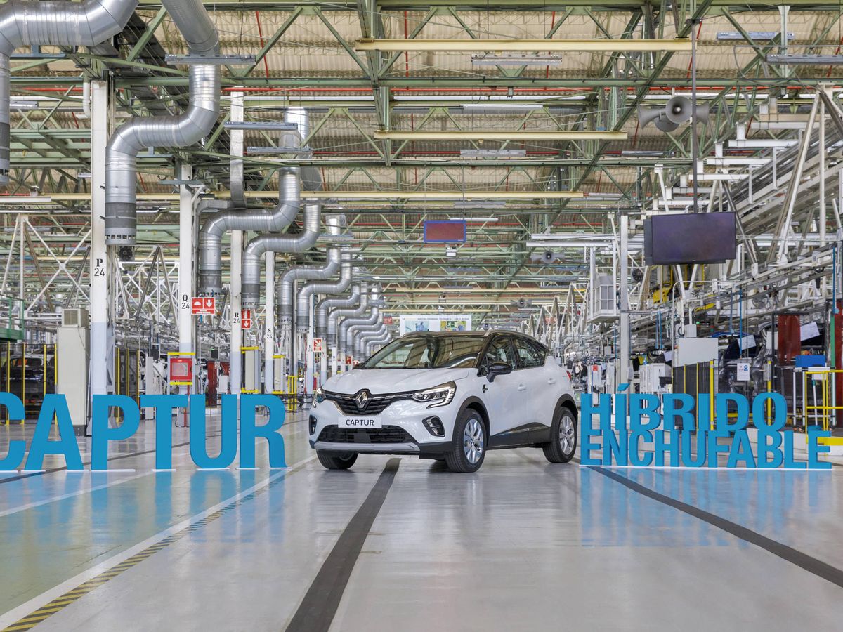Foto: Renault comenzó la semana pasada la producción del Captur híbrido enchufable en la planta de Valladolid. 