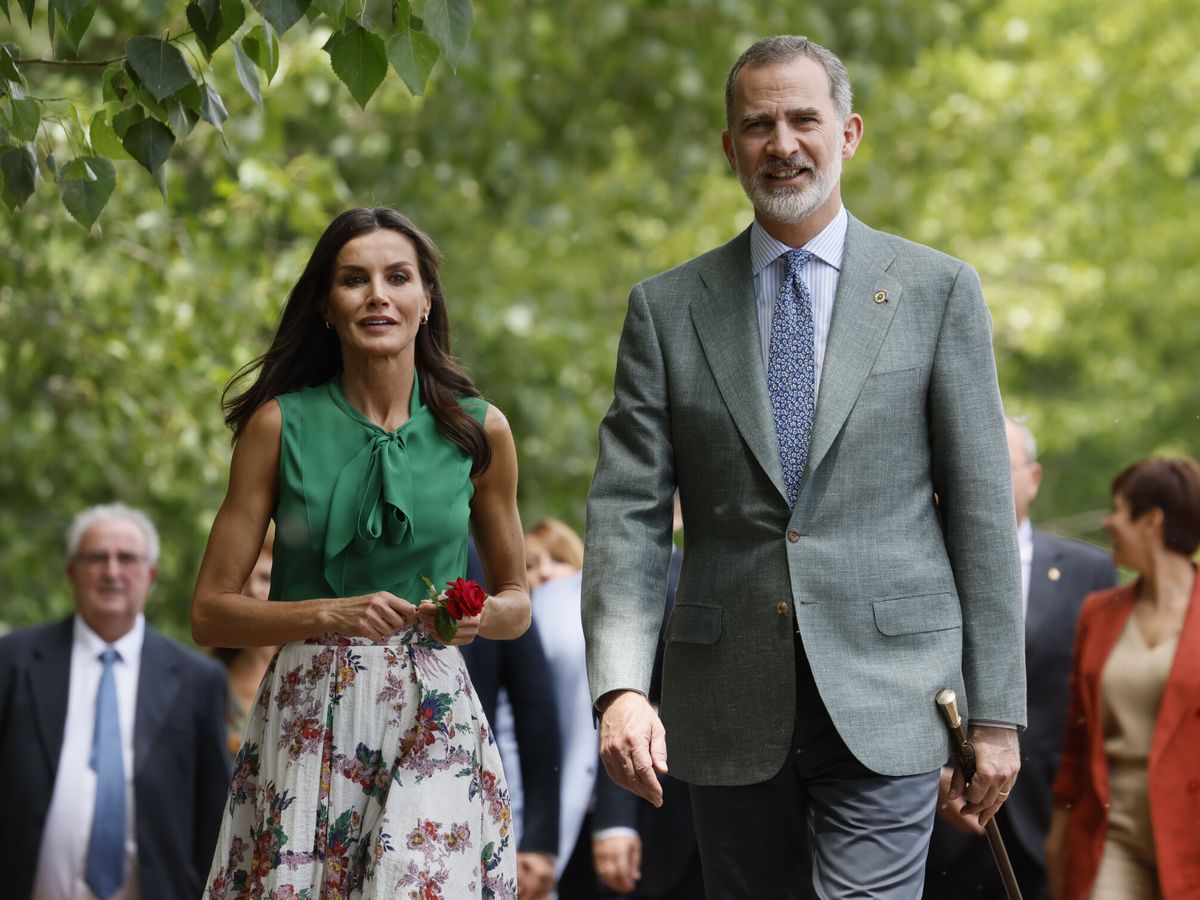 Foto: Felipe VI y la reina Letizia durante una visita a Extremadura. (EFE/Ballesteros)