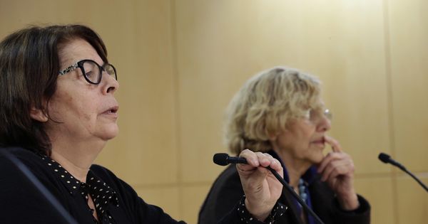 Foto:  La alcaldesa de Madrid, Manuela Carmena (d), y la delegada de Medio Ambiente y Movilidad, Inés Sabanés (i). (EFE)
