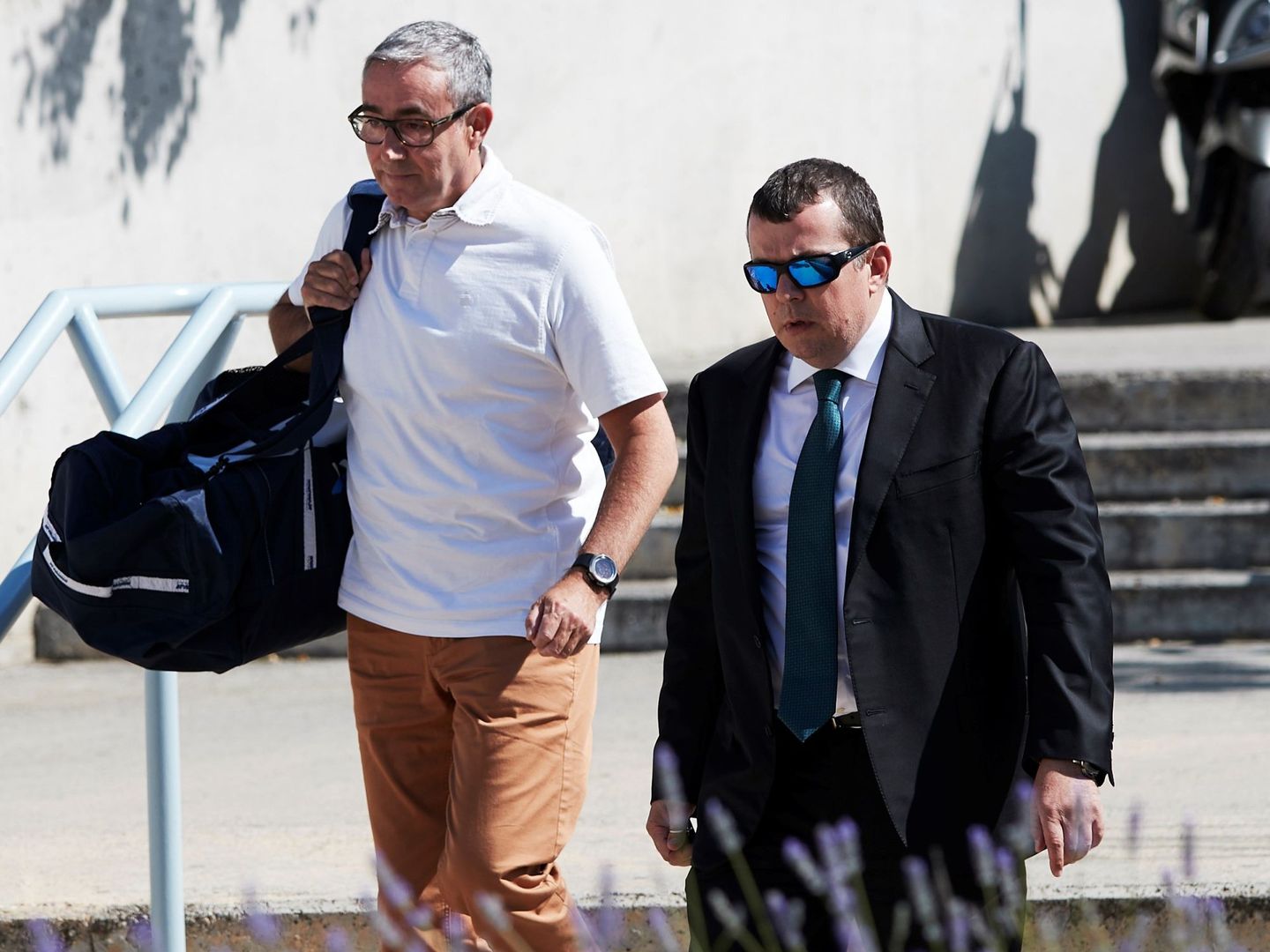 Diego Torres, acompañado de su abogado, Manuel González Peters, durante su ingreso en Can Brians 2. (EFE)
