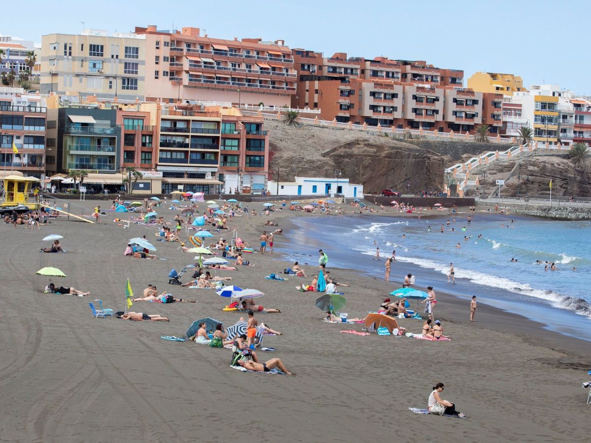 Foto: La playa de Melenara, en Canarias. (EFE)