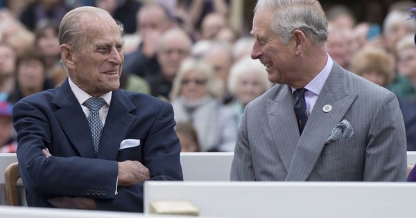 Foto: El duque de Edimburgo y el príncipe Carlos en una imagen de archivo. (Getty)