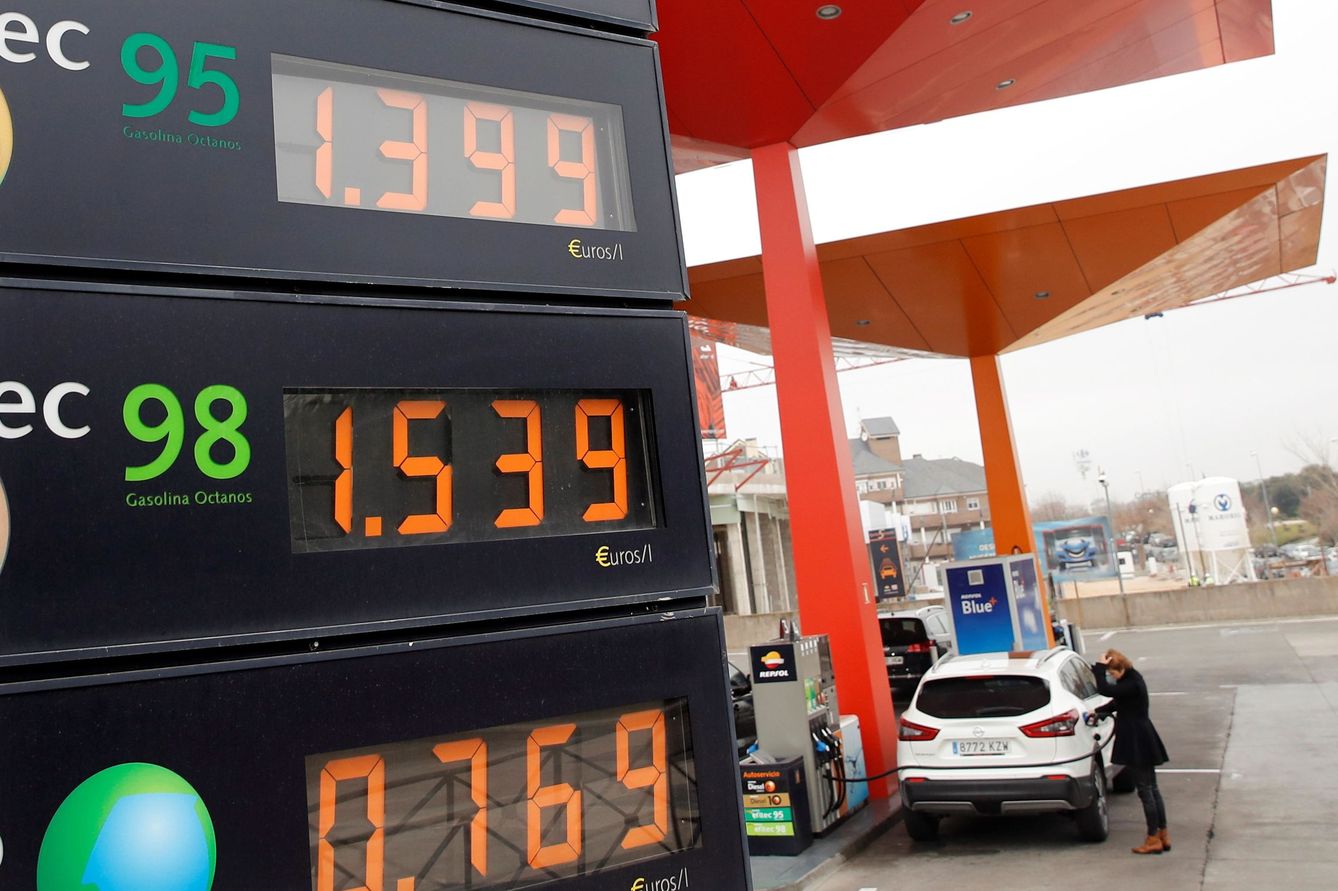 Los organismos internacionales piden subir los impuestos a los carburantes (EFE/Juan C. Hidalgo)