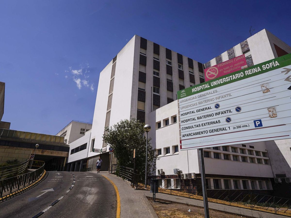 Foto:  Fachada del Hospital Reina Sofía de Córdoba. (EFE/Rafa Alcaide)