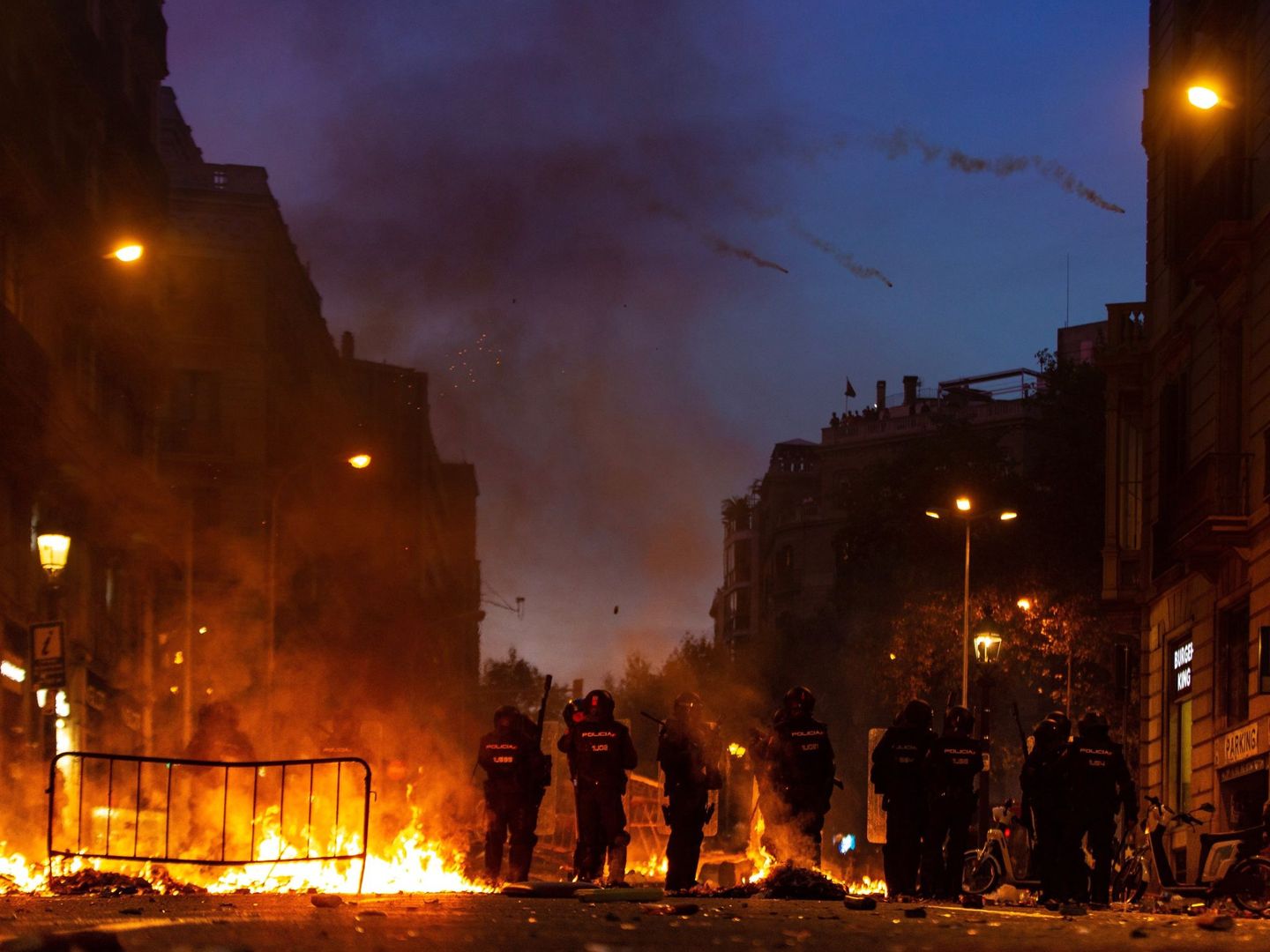 Un grupo de policías antidisturbios durante los altercados que se están produciendo en Barcelona. (EFE)