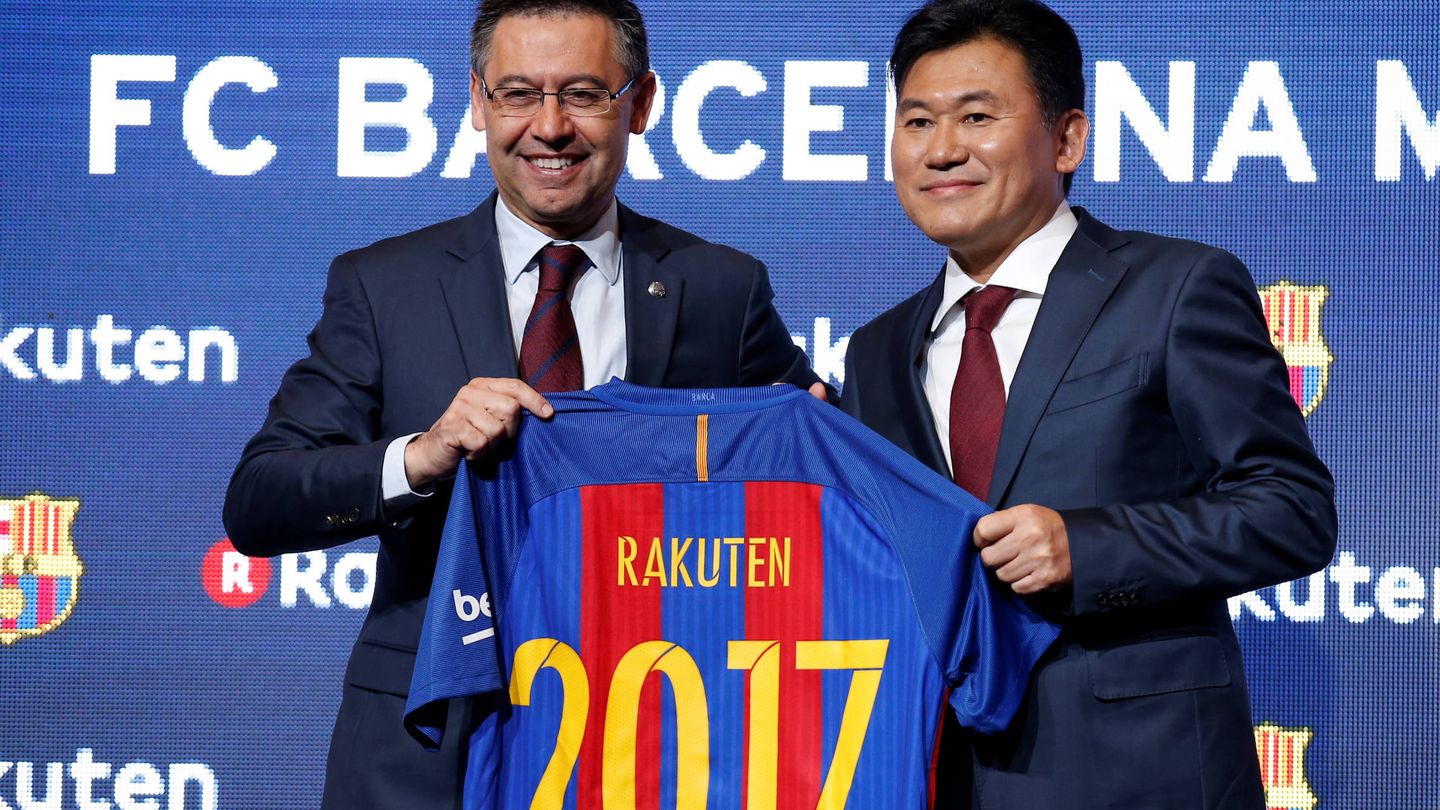 El expresidente del FC Barcelona Josep Maria Bartomeu, junto al presidente y CEO de Rakuten, Hiroshi Mikitani, en el anuncio del nuevo patrocinio del Barça en 2016. (Reuters)