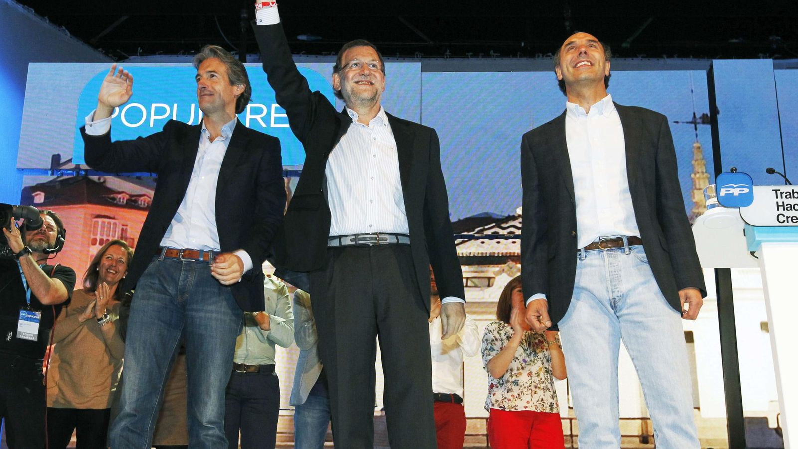 Foto: El presidente del Gobierno y del PP, Mariano Rajoy (c), junto al candidato a la reelección a la Presidencia de Cantabria, Ignacio Diego (d), y el candidato a la reelección como alcalde de Santander, Iñigo de la Serna (i). (Efe)