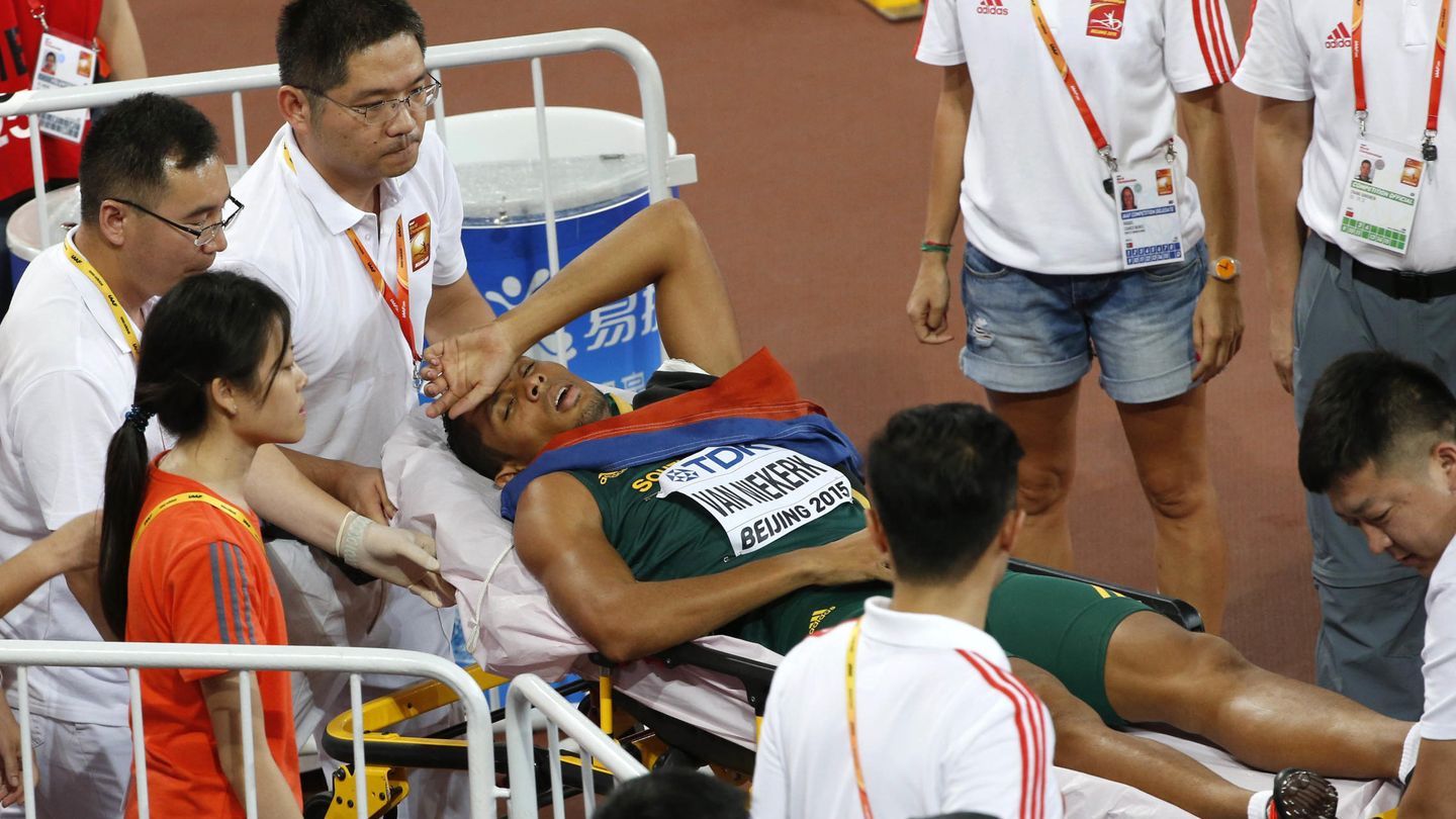 Van Niekerk, retirado en camilla tras ser campeón del mundo en 2015. (Reuters) 