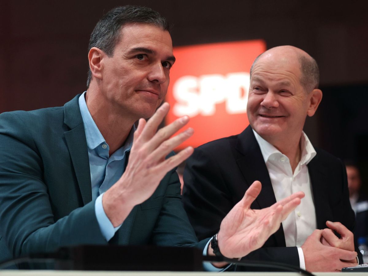 Foto: Sánchez y Scholz, en el congreso del SPD. (EFE/Clemens Bilan)