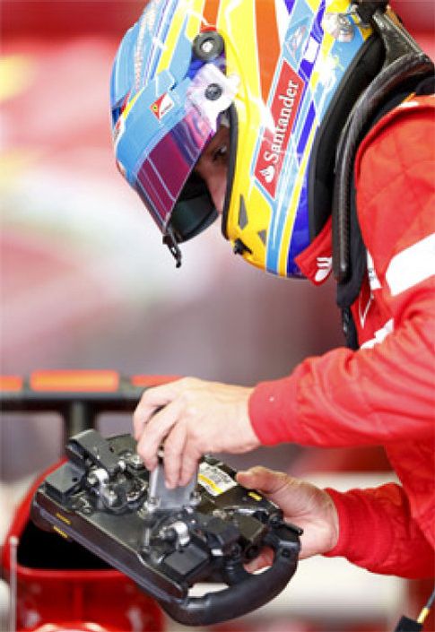 Foto: El piloto de Fórmula 1, con una batidora en la cabeza