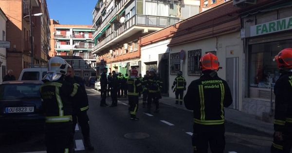 Foto: Fotografía de los bomberos en el lugar en el que se ha producido la explosión (Infoemergencias Madrid)