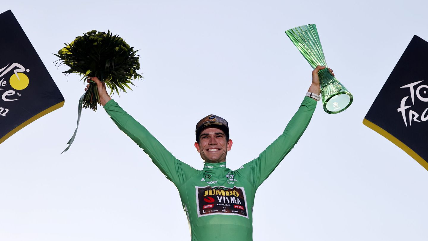 Van Aert, feliz tras la conclusión del Tour de Francia 2022. (EFE/Yoan Valat)