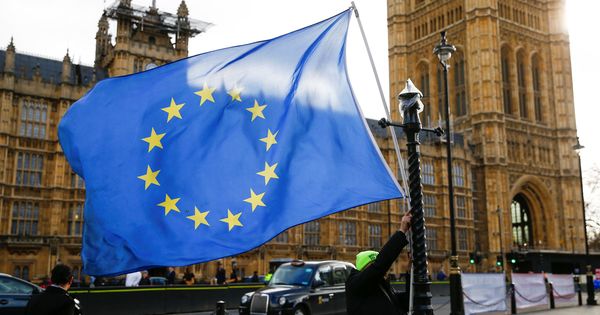 Foto: Un manifestante muestra una bandera de la UE frente a las Cámaras del Parlamento Británico en Londres. (Reuters)