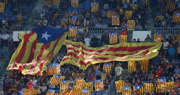 Foto: Aficionados del FC Barcelona portan esteladas en el Camp Nou durante un partido de Champions. (Reuters)
