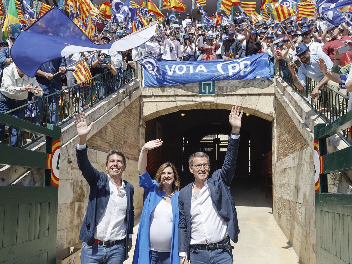Foto: Alberto Núñez Feijóo junto a la candidata a la alcaldía de Valencia, María José Catalá; y el candidato a la Comunidad, Carlos Mazón. (EFE/Kai Forsterling)