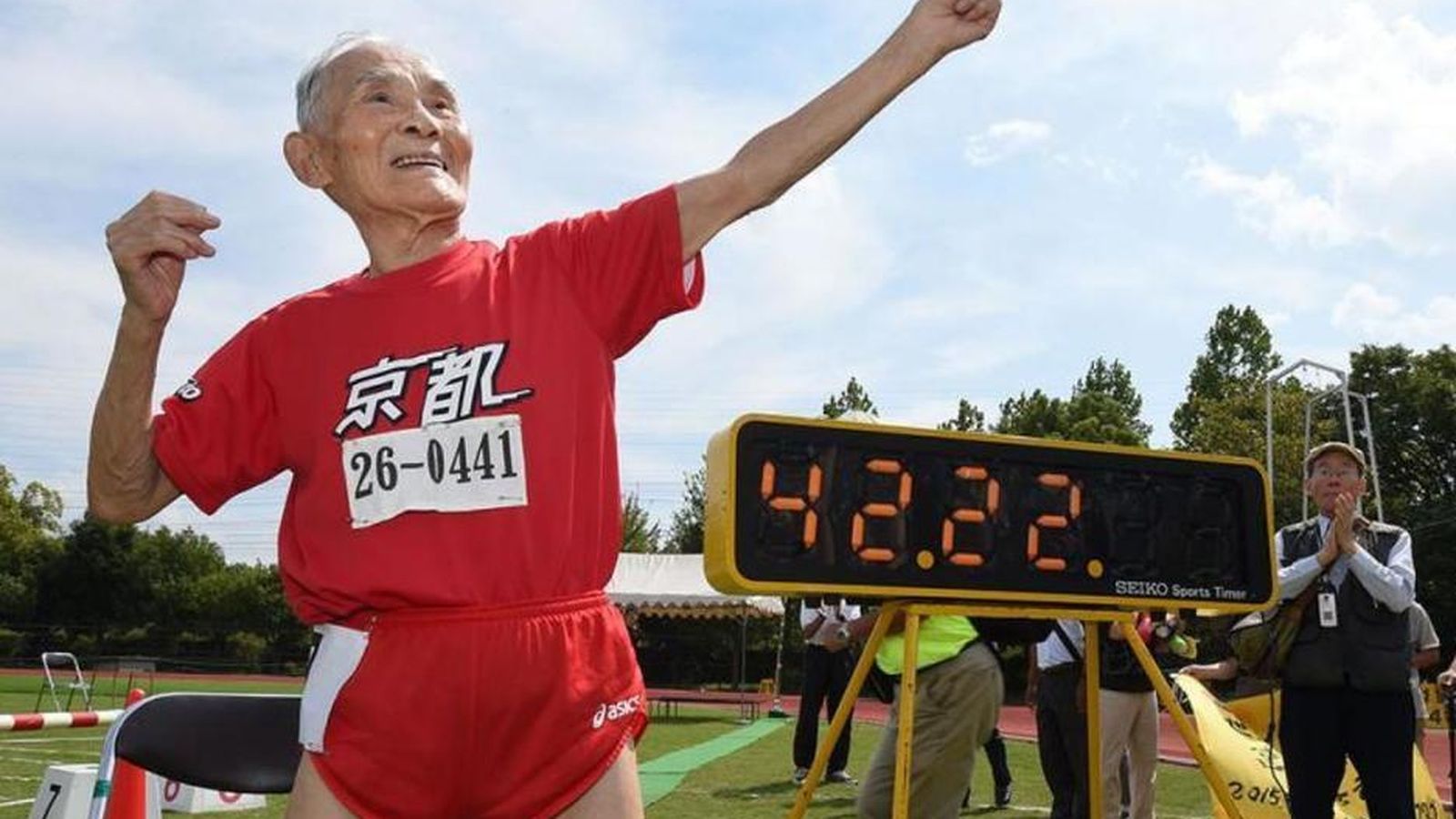 Foto: Miyazaki hace el arquero para celebrar su récord con 105 años.