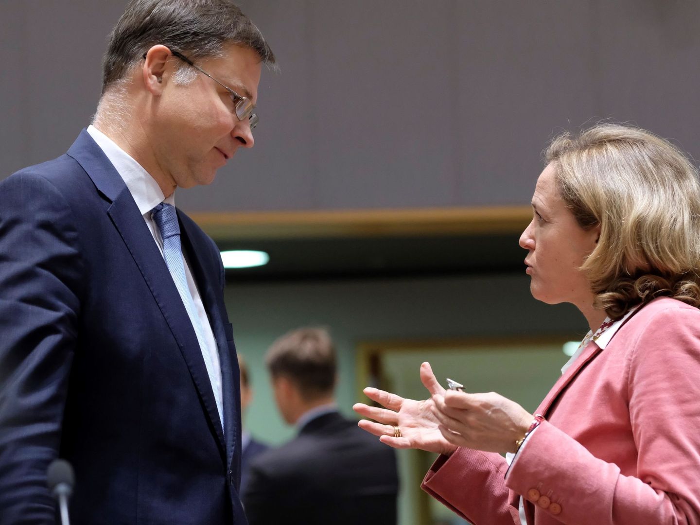 Dombrovskis conversando con la ministra española de Economía, Nadia Calviño (EFE)