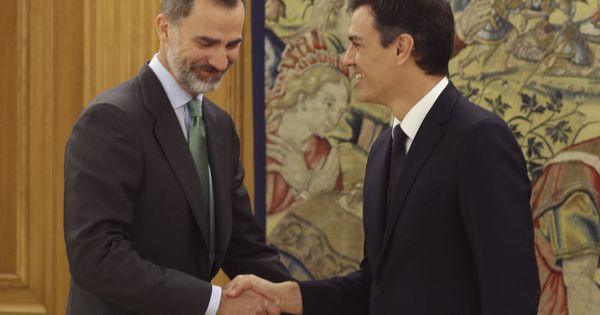 Foto: El Rey recibe a Pedro Sánchez, antes de su audiencia en la Zarzuela, este 4 de julio. (EFE)