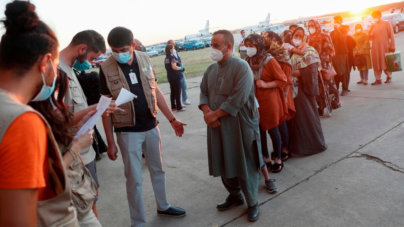 Foto: Ciudadanos afganos llegan a la Base de Torrejón de Ardoz, en Madrid. (Reuters)