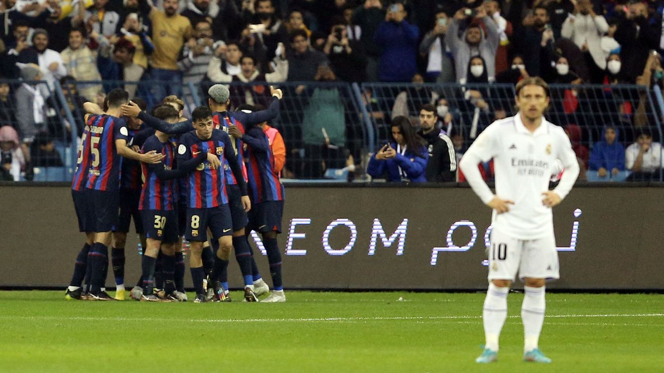 Foto: El Barça celebra un tanto ante el lamento de Modric. (Reuters/Ahmed Yosri)