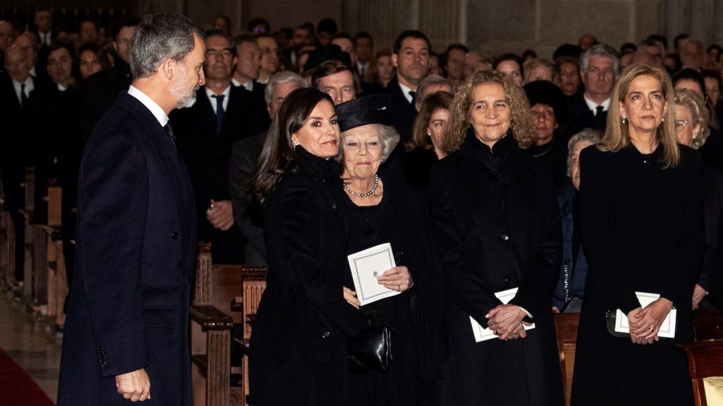 Los reyes Felipe y Letizia y las infantas Elena y Cristina, en el funeral de la infanta Pilar. (EFE/Emilio Naranjo)