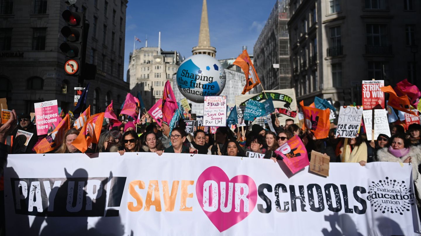Profesores en huelga y miembros del Sindicato Nacional de Educación, en una marcha hacia Westminster contra el proyecto de Ley de Huelgas. (EFE/Neil Hall) 
