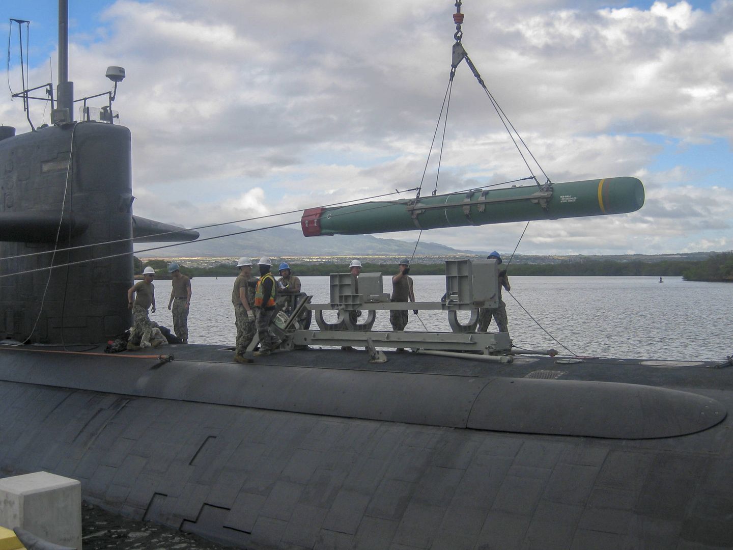 Carga de un misil UGM-84 Harpoon en el submarino nuclear USS Olympia (SSN-717) (US NAVY)