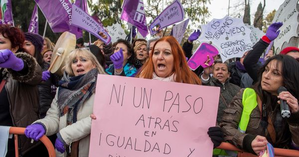 Foto: Cientos de manifestantes se concentran frente al Parlamento Andaluz. (EFE)