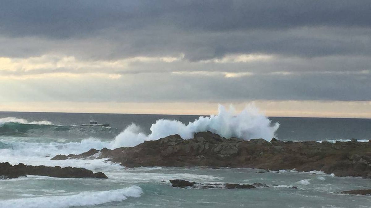 Galicia activa la alerta roja: las tormentas costeras amenazan el litoral atlántico