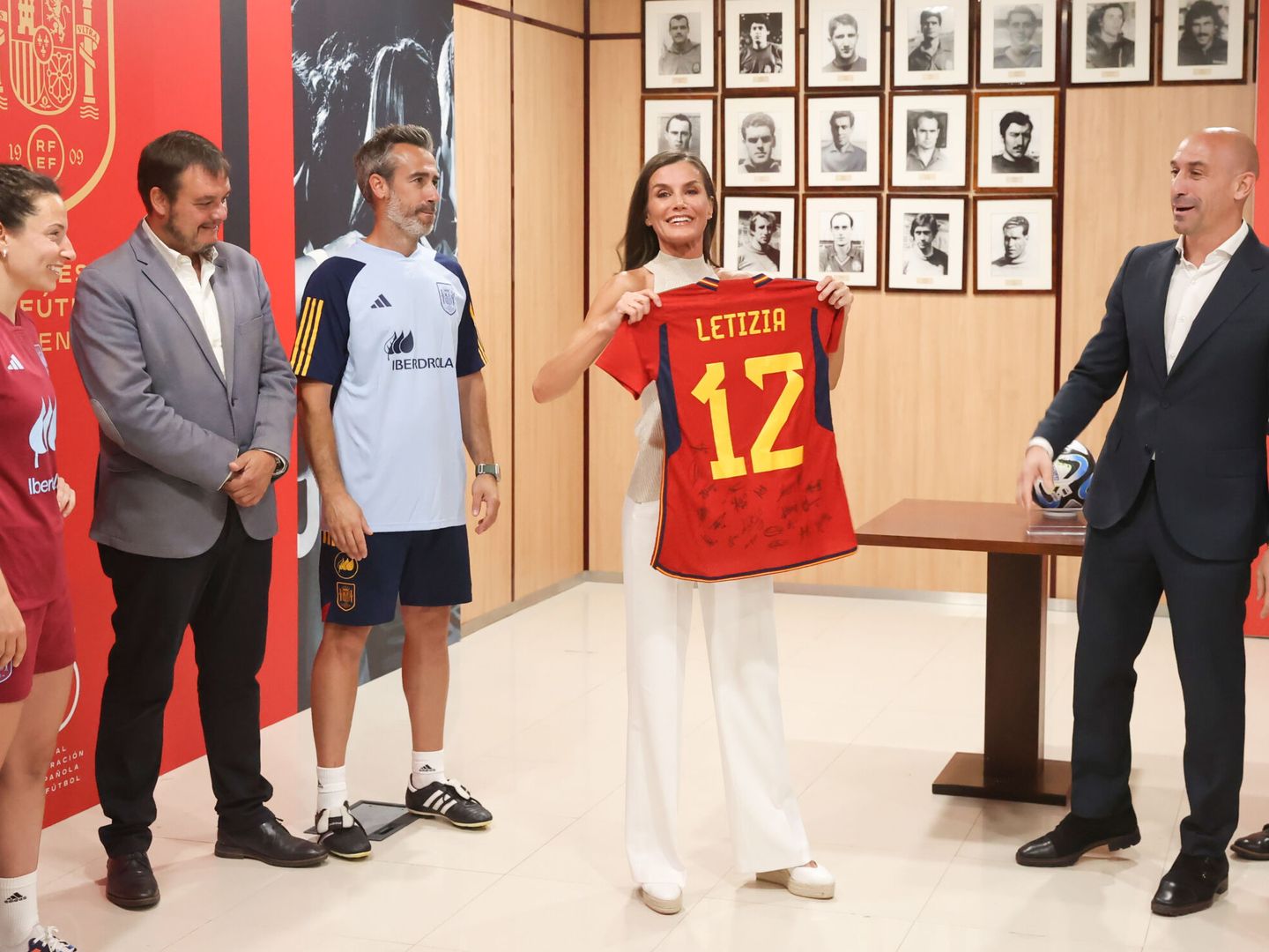 Francos y Rubiales, durante la visita de la reina Letizia a la Selección antes del Mundial. (EFE/José Jiménez) 