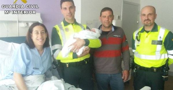 Foto: Los dos guardias civiles que han asistido a una mujer en su parto (@guardiacivil)